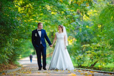 Genç newlyweds mutlu düğün günü beraber geçirmek.