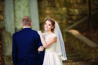 şık lüks gelin ve zarif damat, eski şehrin Lviv arka plan üzerinde hassasiyet ile sarılma