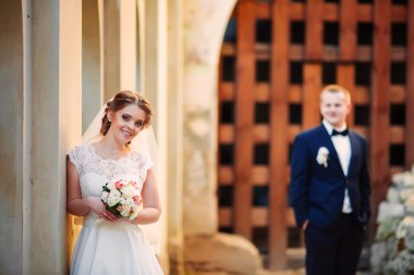 Lüks evli çift, gelin ve damat eski şehirde poz veriyor.