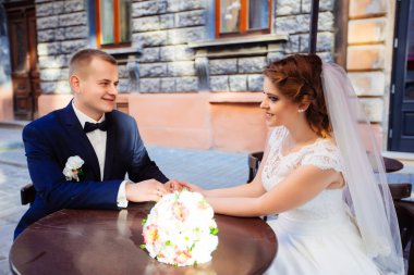 Gelin ve damat açık bir kafede kahve içme