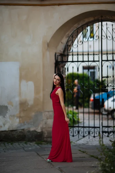 Schöne Modell geht durch die Stadt zu Fuß. Mädchen mit rotem Lippenstift. elegante Dame im schönen Kleid — Stockfoto