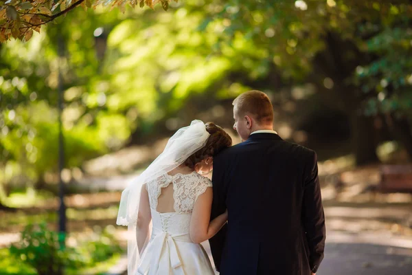 Panna młoda i pan młody w jesiennym parku Love Life — Zdjęcie stockowe