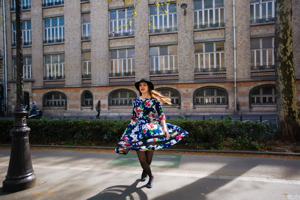 Jeune belle fille tourne danser sur le fond de la ville — Photo