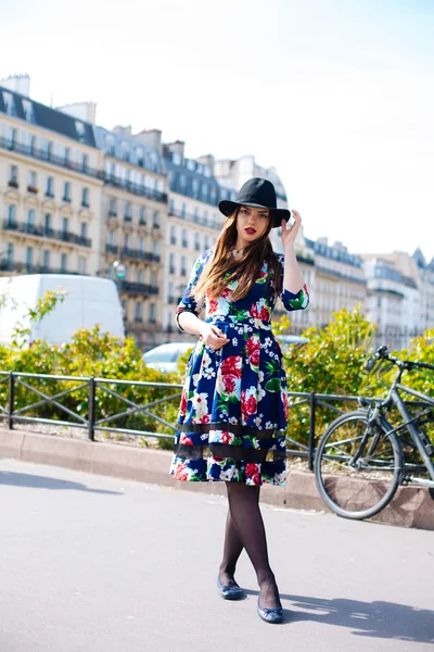 Fille de la ville dans le chapeau, mettre une robe sur le dessus du bâtiment — Photo