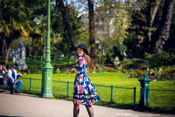 Attrayant jeune femme profiter de son temps à l'extérieur dans le parc avec coucher de soleil en arrière-plan. — Photo