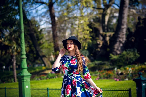 Mulher na moda bonita em um chapéu e vestido encenação — Fotografia de Stock