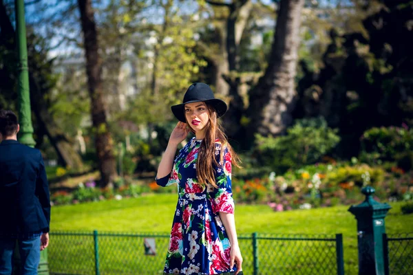 Menina Hipster na moda Relaxando no Parque. Toned e filtrado Instagram Styled Photo. Conceito de Estilo de Vida Moderno da Juventude . — Fotografia de Stock