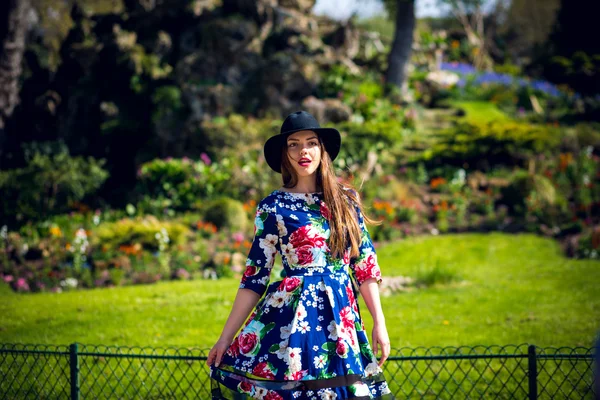 Closeup attractive beautiful woman with fluffy brunette long hairs,smiling, having fun on the park,wearing vintage ,outfit and hat,vacation style,autumn look,hairstyle,hairdresser, sad — Stock Photo, Image