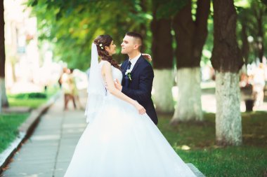 Bir ormanda poz güzel düğün çifti