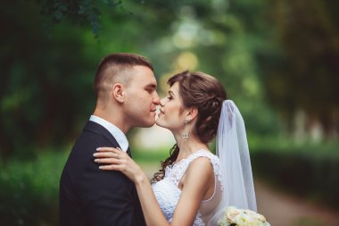 Düğün bir memnuniyet kaynağı. Damat ve gelin birlikte. Düğün günü gelin Çift.