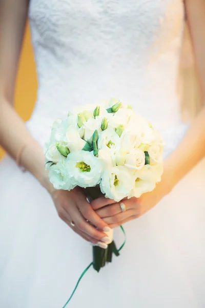 Belo buquê de casamento em mãos da noiva — Fotografia de Stock