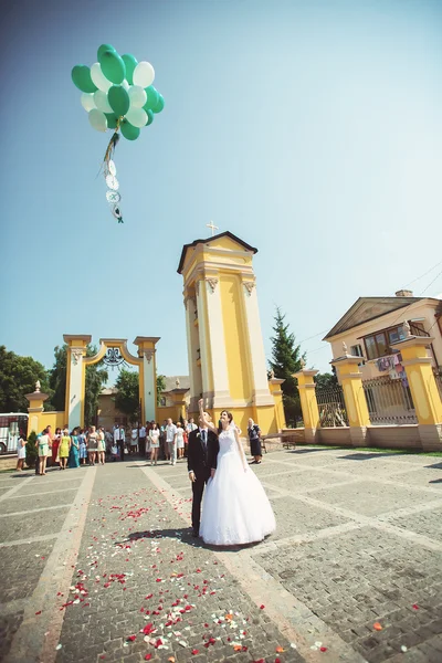 Beauty / Fashion / Hairstyle / Makeup photo shoot / Wedding. Wedding couple with bouquet outdoors. emotional portrait. insyagram toning effect — Stock Photo, Image