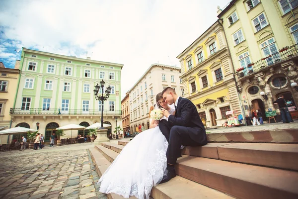 Ωραίο ζευγάρι που κάθονται στα σκαλοπάτια σε Lʼviv — Φωτογραφία Αρχείου