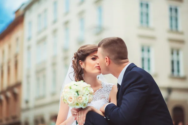 Schönes Hochzeitspaar küsst sich in der Stadt — Stockfoto