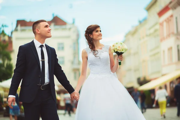 Mooi huwelijk koppel zoenen in de stad — Stockfoto