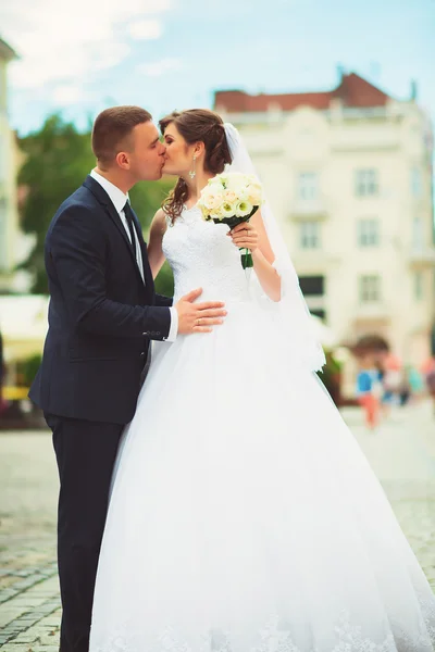 Bella coppia di nozze baciare in città — Foto Stock
