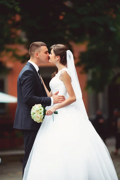 Lindo casamento casal goza de um dia ensolarado na cidade velha com arquitetura — Fotografia de Stock