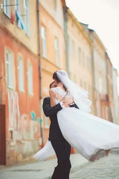 Vacaciones de verano, amor, relación y citas concepto - sonriente pareja bailando en la ciudad — Foto de Stock