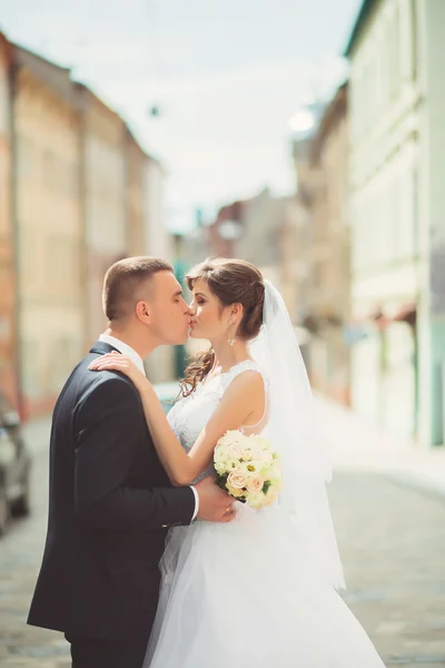 Gelukkige bruid en bruidegom op hun trouwdag — Stockfoto