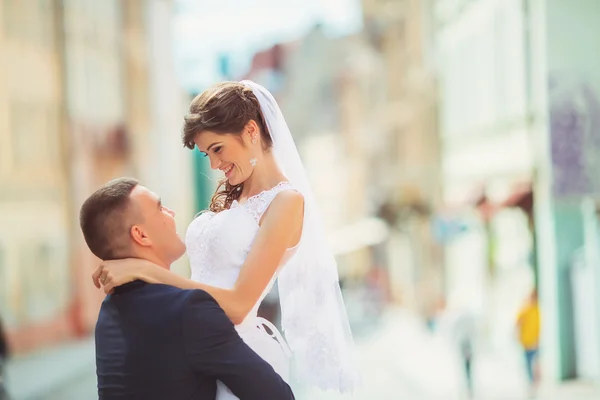 Happy bride and groom on their wedding day — Stock Photo, Image