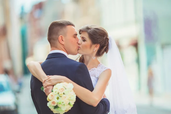 Sposo e sposa in città il giorno del loro matrimonio — Foto Stock