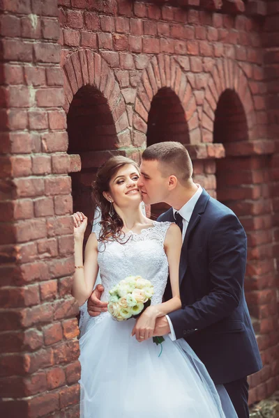 Bräutigam und Braut am Hochzeitstag in der Stadt — Stockfoto