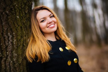 Gün batımında parkta bir gözyaşı ile güzel hüzünlü kız