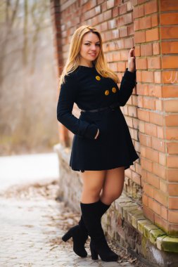 güzel şık genç kadın (kız) bir elbise