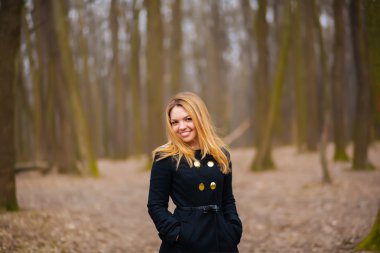 güzel şık genç kadın (kız) bir elbise