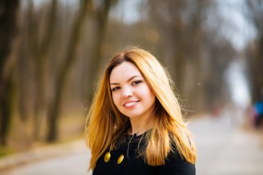 sonbahar montlu genç güzel kadın portresi. şapkalı kız. moda fotoğraf