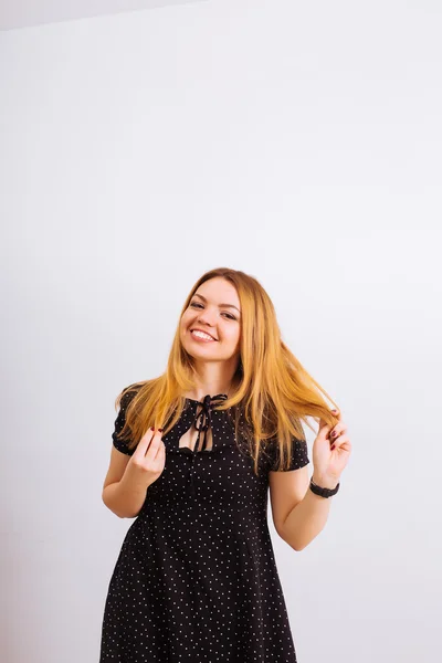 Ritratto di moda di donna elegante con capelli magnifici. Ragazza bionda. Trucco perfetto — Foto Stock