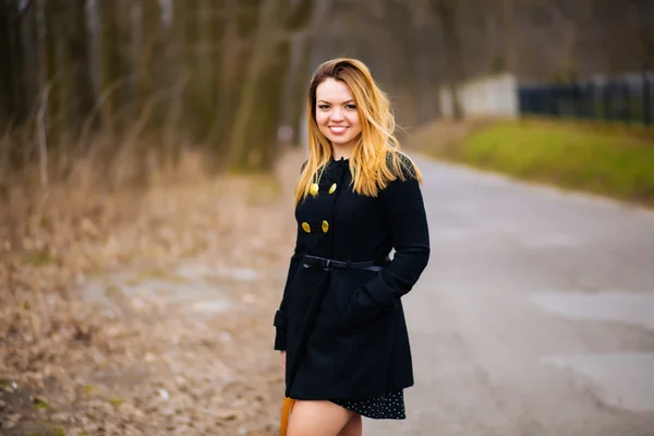 Portret van jonge mooie vrouw in herfst vacht. mode foto — Stockfoto