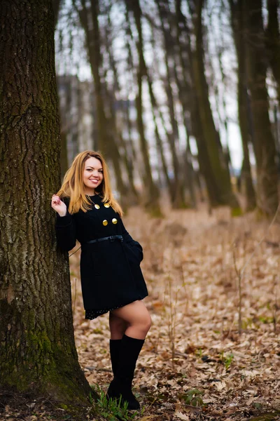 Mujer joven en hermoso parque de otoño, concepto otoño — Foto de Stock