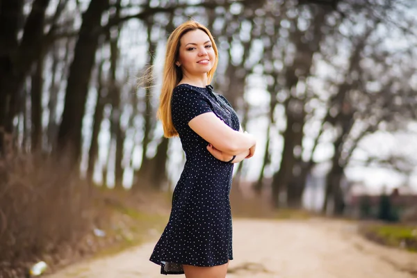 Kız parkta yürüyüş. Bahar