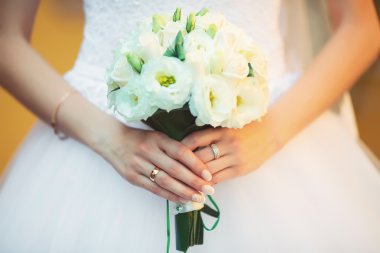 Gelin buketi, yakın çekim bir arka plan elbise ile