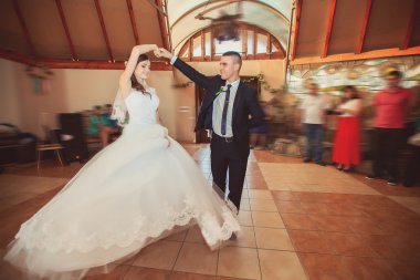 İlk dans gelin bir restoranda