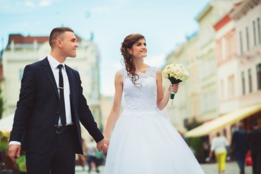 Güzel çift gorode içinde sarılma. Europe.