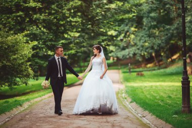 Güzel genç mutlu evlilik çift Park, açık, yeşil arka plan. Yeni aile.