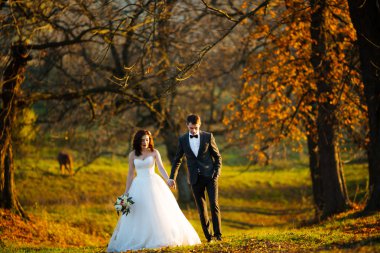 Yol boyunca yürürken sadece evli çift öpücük