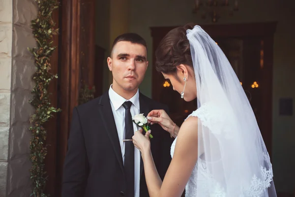 Bride and groom leaving the church after a wedding ceremony — Stock Photo, Image