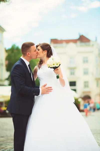 Hermosa pareja abrazándose en gorode. Europa . — Foto de Stock
