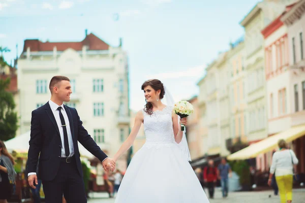 Preciosa pareja de boda besándose en la ciudad — Foto de Stock