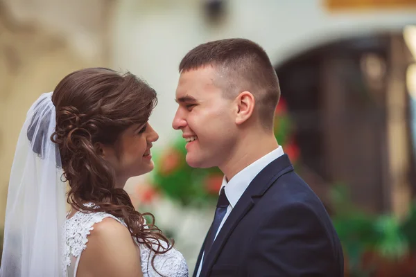 Szczęśliwa panna młoda i pan młody w dniu ślubu — Zdjęcie stockowe