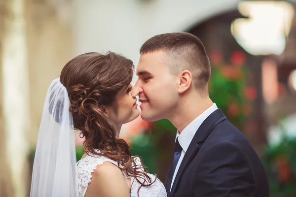 Noiva feliz e noivo em seu dia do casamento — Fotografia de Stock