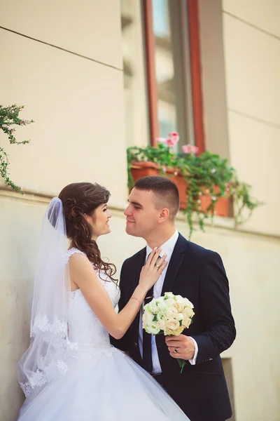 Sposa felice e sposo il giorno del loro matrimonio — Foto Stock