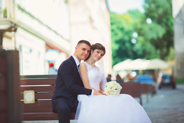 Lycklig brud och brudgum på deras bröllopsdag — Stockfoto