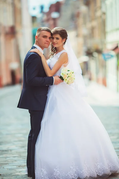 Noiva feliz e noivo em seu dia do casamento — Fotografia de Stock