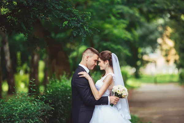 Hochzeit als Quelle der Zufriedenheit. Bräutigam und Braut zusammen. Brautpaar am Hochzeitstag. — Stockfoto