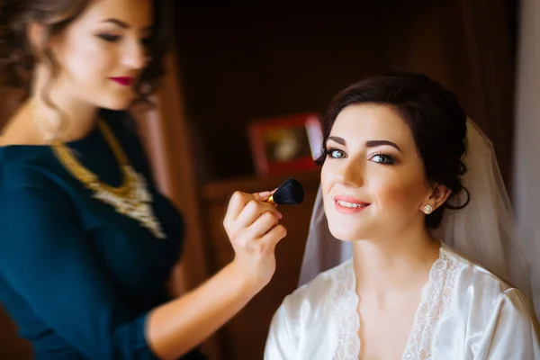 Mooie bruid, bruiloft met make-up en haarstijl. Stylist maakt make-up bruid op trouwdag. Portret van een jonge vrouw op ochtend. — Stockfoto