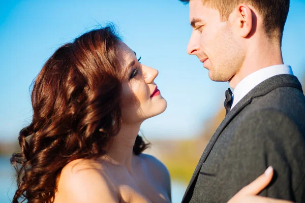 Ευτυχισμένος όμορφος νύφη γαμπρός και beautifyl αγκάλιασμα στο μπαλκόνι στο ηλιοβασίλεμα closeup — Φωτογραφία Αρχείου